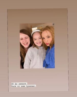 Lisa Ekdahl Instagram - VEM VET VINTAGE TOUR ÄR ÖVER.
Sån jäkla massiv uppslutning från varmaste publiken överallt!
Tack.
Och så mycket fint spel, närvaro och spontanitet på scenen från mina medmusiker.
Hårdast jobbar självklart crew. 
Nu kan jag erkänna att jag är lite turné sliten. Men väldigt glad.
Anden vinner över kroppen som vanligt. Men det vet väl alla att det är så.
Jag spänner bågen för nya äventyr.
Vi hörs vidare Babyloves.
Tack igen.
Swipa för turné love.
@andreasnordell @mathiasblomdahl @danielgahrton @pontusgillgren @peter3833 @krillestrath @livenationswe @paulcharlesbooks