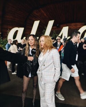 Lisa Ekdahl Instagram - Påväg till Allsångens pressträff på Solliden idag spelades Tracy Chapmans ”fast car” på radion, fast i den nya versionen med Luke Combs just som taxin rullade fram till Skansen scenen.
Jag valde att se det som ett tecken.
Tracy lämnade över sin älskade ”fast car” till Luke och jag ska på allsången lämna över min 30 år gamla dänga ”Vem vet” till knivskarpa, uppåtgående stjärnan @anjisdagbok 
Jag har levt med ”Vem vet” varje dag i 30 år nu och det är dags att någon tar över facklan. Hi hi. 🔥
Anji är i process och spelar in cover av ”Vem vet” och av det jag fått tjuvlyssna är det en banger.
Anji och jag kommer dessutom att sjunga ”Vem vet” tillsammans på allsången på Skansen den 6e augusti!
Det blir så kul.
Det finns tydligen artister som är trötta på sina gamla dängor.
Och så finns - Jag.
#vemvetförevigtimitthjärta
#vemvetförändrademittliv
@allsangskollen 
@svt @yeiworld 
@warnermusicswe