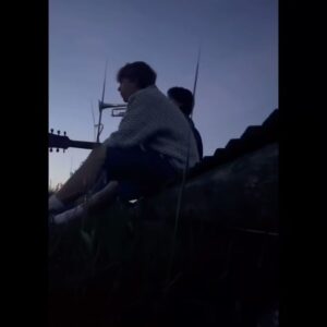Lisa Ekdahl Instagram - Mitt låtskrivar hjärta slår små glada volter när jag ser alla fina versioner av VEM VET så här 30 år efter debuten. 🥂
Jag trodde ALDRIG att jag skulle få leva med den här låten hela mitt vuxna liv när jag en gång skrev den.
Jag gjorde det med lätt hand, bekymmerslöst, nästan lite tankspritt på en solig trapp i en trädgård som inte alls var min.
Men den här låten är min. Men jag vill låna ut den till hela världen.
Det händer att folk frågar om jag är trött på mina gamla låtar.
Jag har förstått att det finns folk som är trötta på sina gamla dängor.
Och så finns jag.
Så mycket kärlek.
Tack för dom underbara versionerna. ♥️💦💋🎺🥂
Ni gör mig så lycklig och stolt.
@aaron.deaguiar @joel_grenholm_ @olivia.lobato @elinwiigh @manonlamartine @thefridagreen @sofiavivere @klaratuva @anjisdagbok @emiliapantic @systrarnapyk