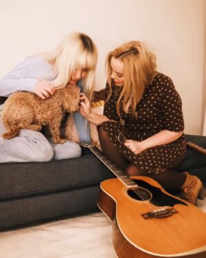 Lisa Ekdahl Instagram - Lyxiga nyheter.
Maja Francis @wherearetheunicorns gästar VEM VET VINTAGE TOUR i Stockholm och i Göteborg!
Så extra lyxigt för mig och publiken dom kvällarna.
Dom här kvällarna är sedan länge utsålda så grattis till er som var snabba för nu får ni extra grädde på moset Maja som gästar också.
Hurra! Längtar!
(Swipa för bildbevis hur bra kemi vi har ihop.)