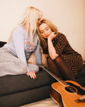 Lisa Ekdahl Instagram - Lyxiga nyheter.
Maja Francis @wherearetheunicorns gästar VEM VET VINTAGE TOUR i Stockholm och i Göteborg!
Så extra lyxigt för mig och publiken dom kvällarna.
Dom här kvällarna är sedan länge utsålda så grattis till er som var snabba för nu får ni extra grädde på moset Maja som gästar också.
Hurra! Längtar!
(Swipa för bildbevis hur bra kemi vi har ihop.)