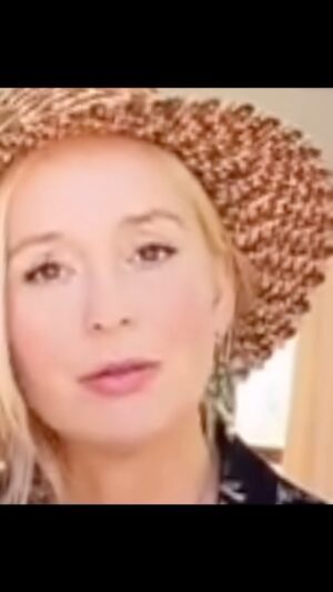 Lisa Ekdahl Instagram - Kvinnor kommer från Mars, män kommer från kvinnor.
Vi är urkällan, glöm inte det systrar.
♥️💋✊🏼
8 Mars, internationella kvinnodagen