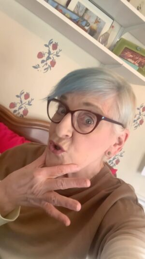 Lisa Lampanelli Instagram - Can I teach you to be funny? You’ll only know if you try!

Register now for FINDING YOUR FUNNY VOICE, a one-day workshop on Saturday, March 30th @playhouseonpark in West Hartford, CT. 

This workshop is strictly limited to 25 participants so sign up now! 

➡️ LINK IN BIO for more info & to register.