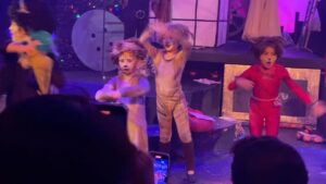 Lisa LoCicero Instagram - CAUTION:if you do not like 8 year olds performing the musical CATS, this post is not for you.. but please believe me when I tell you that it has become possibly the meaning of life for me (is how much I enjoyed it).. I could have watched it 💯 times, and I definitely never want to see it performed by anyone who is not 8 (or under) ever again.. (I did not exactly catch the splits at the end..took me by surprise.. loved the other cat helping her up😹😹)#catsofinstagram #catsthemusical #mrmistoffelees #musicaltheater #andrewlloydwebber