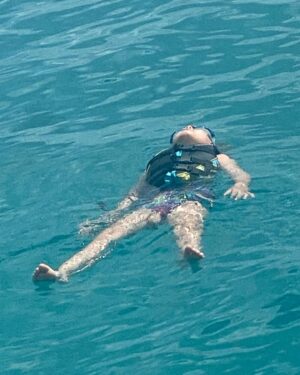Lisa LoCicero Instagram - Barbados turtle swim! 🇧🇧 introducing V to the beauty under the sea..! Unlike me, she is a natural in the ocean…#barbados #ocean #holiday
