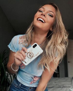Lisa Massé Instagram - 𝕀 𝔻 𝔼 𝔸 𝕃  𝕆 𝔽  𝕊 𝕎 𝔼 𝔻 𝔼ℕ

Dernier jour pour profiter des soldes du 𝗕𝗹𝗮𝗰𝗸 𝗙𝗿𝗶𝗱𝗮𝘆!!
🧨 - 50% sur leur site
➕ -5% avec mon code promo: itslisamasse5 🥳

Profitez-en pour acheter des cadeaux de bas de Noël, il y a beaucoup de style sur leur site @idealofsweden 

#idealofsweden #iphone #bigsmile #marble #blonde #happy