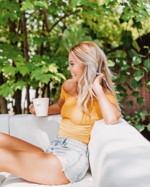 Lisa Massé Instagram - R E A L  S M I L E

Vieux tb quand on vivait des jours heureux dehors bien relax 😅
Je suis en train de prier pour qu’on est un été chaud et ensoleillé comme ça je vais le passer à l’extérieur du petit-déjeuner au souper!! Avec le thé @teasha_tea  parce que je vais avoir besoin de beaucoup d’énergie et un petit clean up de tout ce que je mange. 🐷
Live je passe par toutes les émotions possibles. Pourtant je suis quelqu’un qui adore être relax à la maison, seule, à lire. Mais là c’est long.... long! 😅
.
#quarantine #tb #summer #smile #bigsmile #blonde #fun #happy #allmoods #teasha