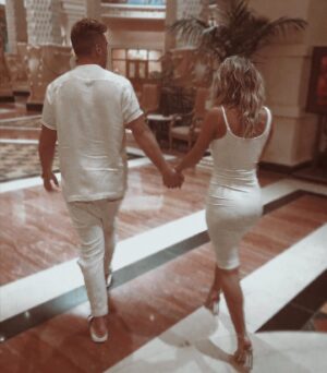 Lisa Massé Instagram - ʙ ᴏ ɴ ɴ ᴇ  ᴀ ɴ ɴ ᴇ́ ᴇ ! 
.
Je décrirais mon année 2021 avec le mot Dualité. 
D’un côté je voudrais l’oublier et de l’autre elle m’a tellement apporté de leçons que j’ai beaucoup de gratitude. 
Un bel équilibre ;)

2021 fut vibrante, un tourbillon, une tempête tropicale, avec un un séisme  9 sur l’échelle de Richter. 
Le début de l’année était catastrophique je dirais, mais c’est dans l’adversité que j’ai creusé plus profondément en moi, que j’ai décortiqué qui était Lisa et qui je voulais être. 

De nombreuses heures on était passé à écrire dans mon journal, mon outil préféré pour le développement personnel en fait. Ça m’a fait comprendre beaucoup de chose, j’ai pu faire des liens avec des traumas de l’enfance, ça m’aide tellement à être plus clair dans mes pensées, etc. 
Merci à @thevibrationgoddess de m’avoir fait découvrir cet outil magique et elle a un cahier gratuit avec des questions à vous poser pendant 14 jours. 👌🏻 
Des questions auxquels on ne pense pas vraiment à se poser mais qui valent vraiment la peine, je vous jure. 😉
Démystifier l’argent et accueillir l’abondance. 🥰

Ensuite j’ai découvert le Design Humain grâce à @myrandafarah, un autre outil très précieux pour t’aider à mieux comprendre ton énergie et comment tu fonctionnes. C’est comme recevoir ton manuel Ikea, comment tu es fait et ainsi t’aider à être plus efficace dans la vie, en respectant ton énergie tout d’abord ahahaha 😝

Et j’ai finit l’année avec un rdv en numérologie avec @gennumerologie11, un petit bijoux, la cerise sur le sundae!! 
La numerologie c’est un autre formidable outil pour aider son développement personnel. J’ai une amie qui est allée la voir et elle vous dirait la même chose que moi, un bijoux 👌🏻
C’est pour ça que je voulais vous partager ces femmes incroyables, parce que l’année 2022 est une année en 6, sous le signe de l’Amour et il n’y a rien de plus important que l’amour de soi en premier. 🤍 
En m’aimant plus je peux donner plus d’amour aux autres. 

Self love 
.
#happynewyear #retrospection #newyearseve #shadowwork #hard #healing #happiness #nolightwithoutdarkness #selflove #pure #loveyou #oldpicture