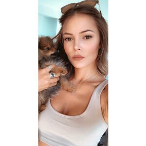 Lisa Massé Instagram - S T E R E O T Y P E
On fait le remake de blonde et légale version 2020 😂
.
#stereotype #blonde #girl #pomeranian #love #summer #cutenessoverload #perfect