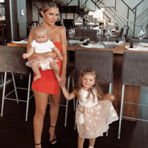 Lisa Massé Instagram - B I R T H D A Y
.
Hier j’ai eu 28 ans et mon dieu que le temps passe vite! Mais le temps est merveilleux, il est là pour guérir nos blessures, car rien ne vaut le temps pour panser nos cœurs blessés. Le temps nous permet de grandir et de devenir plus sage quand on se donne la peine d’y accorder du temps, de la lecture et une ouverture d’esprit.
Oui mon corps vieillit mais je préfère mon esprit comme il est maintenant qu’il y a 8 ans. Et puis maintenant j’ai deux nouvelles tannantes dans ma vie, Maeva et ma filleule d’amour Alysé . ❤️❤️
Je vais les voir grandir et ça c’est tout simplement magique, puis toi ma meilleure amie @stephany_legare, on va être des grand-mère ensemble dans notre perfect family 😍
.
#pinklife #happy #family #birthday #girl #blonde #cute #love #august #leo #leozodiac #queen #best #life