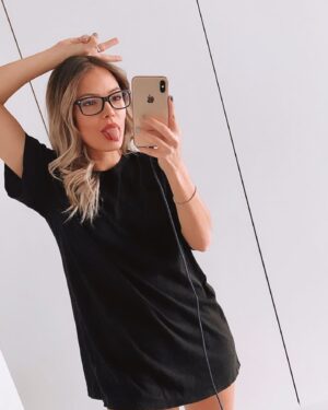 Lisa Massé Instagram - T I K  T O K
Je viens tout juste de finir un vidéo qu’on prépare entre girls et ça m’a pas pris 30 seconde pour aller me changer et retourner dans mon mood quarantaine 😅😂
Je pense que je vais faire le tri dans la garde robe à mon tchum, je vais prendre tous les chandails assez long pour être dans le style ‘’oversize’’ et pouvoir sortir avec.
C’est pas confo des vêtements de fille. FML 😫
.
#mood #quarantine #oversize #boyfriendshirt #girl #funny #leo #nerd #makeup #blonde