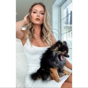 Lisa Massé Instagram - ＳＷＩＰＥ  ＵＰ
Je devais me mettre toute belle pour un projet secret, so pourquoi pas me faire un petit shooting photo avec mes chiens. Ça me donne toujours des bons souvenirs avec ces deux énergumènes.😅😂 
Turbo déjà trop fatigué et Nalaa qui est fâchée d’avoir les poiles en petard pendant un shooting, mademoiselle la princesse. 🙈
D’habitude elle adore poser devant la caméra, pas aujourd’hui 💁🏼‍♀️ 
.
#pomeranian #pomeranianmom #love #mybaby #funny #dog #blondehair #fox #bear #teamdog #fun #cute #sleepy #sleepypuppy