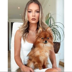 Lisa Massé Instagram - ＳＷＩＰＥ  ＵＰ
Je devais me mettre toute belle pour un projet secret, so pourquoi pas me faire un petit shooting photo avec mes chiens. Ça me donne toujours des bons souvenirs avec ces deux énergumènes.😅😂 
Turbo déjà trop fatigué et Nalaa qui est fâchée d’avoir les poiles en petard pendant un shooting, mademoiselle la princesse. 🙈
D’habitude elle adore poser devant la caméra, pas aujourd’hui 💁🏼‍♀️ 
.
#pomeranian #pomeranianmom #love #mybaby #funny #dog #blondehair #fox #bear #teamdog #fun #cute #sleepy #sleepypuppy