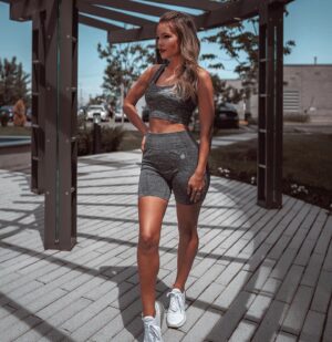 Lisa Massé Instagram - 𝙿 𝙴 𝚁 𝙵 𝙴 𝙲 𝚃 𝙸 𝙾 𝙽
.
J’ai longtemps couru après. Pourquoi? Parce que la société m’a appris à être parfaite pour faire plaisir à tout le monde.

Enfant la colère et la tristesse ont été enlevés de ma game d’émotion, parce que la société veut nous voir seulement heureux. 

La tristesse, c’est cachée dans ta chambre ou interdit parce que sinon ça va faire pleurer maman. 

J’imagine le procédé mental d’un enfant de 5 ans,
🧐 ok… si je suis triste ça rend triste maman, mais moi je veux pas rendre triste maman, je l’aime maman. Et pouf on apprend à retenir sa tristesse pour pas rendre les autres tristes… nos grands-parents qui ont appris ça à nos parents et ainsi de suite 😋

Maintenant 30 ans, avec une plus grande intelligence émotionnelle, une connexion avec le divin et le développement personnel. Et un grand attachement à la Nature je me suis dis:

Ma plante qui a une tâche brune sur sa feuille est quand même parfaite, je l’aime quand même. Mon citron Bio qui n’est pas jaune fluo à un goût plus que parfait.

So si j’aime ma plante imparfaite, je peux aussi m’aimer imparfaite. 
It’s ok to be sad sometimes, no need to avoid it. 
Le bouton sur mon menton va partir, pas besoin de me trouver laide à ce moment là. Apprendre à être gentil avec soi même est toute une job 😅🙈
.
#smile #life #thinking #mindset #emotion #woman #evdgymwear 
#evolution #love #divin #touchmysoul