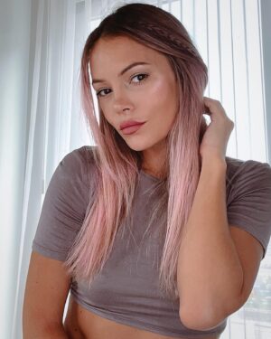 Lisa Massé Instagram - F̶ A̶ I̶ R̶ Y̶  D̶ U̶ S̶ T̶
🧚🏼‍♀️
La première photo ne pouvait pas mieux illustrer la façon dont je me vois en ce moment! 👌🏻

Déjà qu’on me disait que je ressemblais à une fée/elfe avant, mais alors là j’ai atteint le summum. 😅

La petite fée de Griffintown qui se promène pied nue dans l’herbe à chaque fois qu’elle trouve un peu de vert. 😅

Oh oui le monde me trouve bizarre, ils me regarde profiter de la pelouse sous mes pieds, mais eh! J’ai les cheveux roses, so je m’accorde encore plus avec le mot ‘’bizarre’’. 

Malheureusement, la plus part d’entre eux qui me juge marcher pied nue en ville, ne savent pas tous les bienfaits que cela procure. 😝

Je vais en cité quelque uns, mais saches qu’il est facile de trouver des résultats sur Google si tu veux en savoir plus. 

-Améliore la circulation sanguine 

- Stimule le système immunitaire (et oui donc moins de chance d’avoir un rhume 😝, t’a juste à marcher sur mama Gaia en toute liberté 🥳)

-Améliore la qualité du sommeil 

-Diminue les troubles inflammatoires

-Augmente l’énergie 

Tellement d’énergie, qu’après ma marche, j’ai fait beaucoup de montage photo et je me trouve beaucoup trop sexy en manga.👌🏻😂😍

Non mais c’est quoi ce regard de femme fatale.😂😂😂🙈

#fridayvibes #fairy #loveart #visualart #pinkhair #cuty #leowoman #liberty #beweird #outsideofthebox