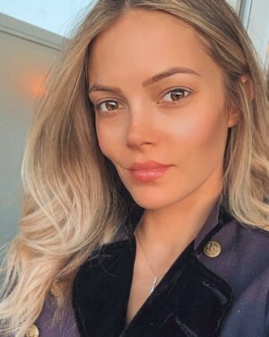 Lisa Massé Instagram - S O C I A L  M E D I A

Tu ne montre rien de toi, tu te fais attaquer; tu en montre trop, tu te fais attaquer aussi!! Bienvenu sur les réseaux sociaux! 😊🙋🏼‍♀️🙃🙋🏼
Quelqu’un m’a envoyer un message privé sur une story que j’avais posté et il me disait que mes story étaient vides de contenu et que c’était de valeur... 
C’est drôle parce que moi quand je la regardais cette photo ça m’apaisait grandement, le stress sortait de mon corps. La beauté de la photographie. Chacun sa vision.

Sur la planète il y a 7.059.181.177 personnes et il y a 7.059.181.177 réalités différentes. Point. Nous sommes tous différents.

Je sais que c’est difficile de ne pas juger on le fait tous, tout le temps, constamment. 🤨  We need to work on it! 

Par contre c’est peut-être moi qui suis bizarre et qui vient d’un siècle passé mais je n’accorde pas beaucoup de temps à répondre à tout le monde, je préfère regarder les nuages 😝☁️Non mais for real je préfère donner mon temps à la vraie vie, à la nature, etc, je ne vais pas aller juger le post de quelqu’un que je ne connais pas, alors qu’il l’aime cette photo. Ça sert à quoi?😉🧐
.
#bigpost #sorry #awakening #think #notimetolose #liveyourlife #love #patience #breathe #witch