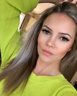 Lisa Massé Instagram - N E O N 
Ma nouvelle couleur préféré pour cet été! J’étais pas sûr quand je l’ai commandé parce que ça FLASH 😳... disons que tu ne passes pas inaperçu dans la rue lol mais finalement ça éclair le teint, Love it!!! .
#neon #neongreen #lime #life #happy #blonde #eyelashextensions #onfleek #perfect