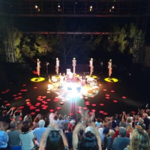 Lisa Simone Instagram - Here are two images from Chateauvallon under the Strawberry full moon.
 Us @hervesamb @ginochantoiseau @christophechretiendrum before taking to the stage. And, at the end of the show. Audience members threw their hot pink seat cushions onto the stage to express their love and appreciation 🥰 On Broadway they talk about "throwing a shoe at you" when you turn it up and out. Still glowing, I am ☺️ Thank you @chatolib_sn ✨🙏🏾✨. Voici deux images de Chateauvallon sous la pleine lune aux fraises.
 Nous @hervesamb @ginochantoiseau @christophechretiendrum avant de monter sur scène.  Et, à la fin du spectacle.  Les membres du public ont jeté leurs coussins de siège rose vif sur la scène pour exprimer leur amour et leur appréciation 🥰 À Broadway, ils parlent de « vous lancer une chaussure » ​​lorsque vous la montez et la ressortez.  Toujours rayonnante, je suis ️ Merci @chatolib_sn ✨🙏🏾✨ #lisaontour #onceagain #lisasimone #chateauvallon #wonderful #music #grateful