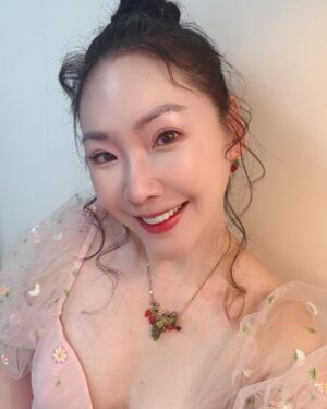 Lisa Wang Instagram - 今天中午12pm 直播開始喔！ 我難得直播別錯過今天要分享的桃園嚴選好物❤️ 

👀直播抽好禮！我們中午見💕 

#lisawang王俐人 #lisawang #王俐人 #桃園市府青年事務局 #中路電商基地 #桃園嚴選好物 #直播分享 #好康優惠