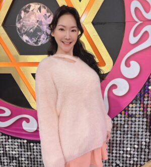 Lisa Wang Instagram - 2年後終於來錄  @superlucky.com.tw 謝謝邀約給我機會分享這幾年被以為是 「退休」的傳聞🤭 

大家這幾年都辛苦了！ 每個人有自己的遭遇以及故事， 只要我們願意努力奮鬥不放棄沒有事情是過不去的💪

謝謝記者朋友麼願意關注苗小的我，分享我的經歷🙏 

上衣👚@csoul1929

https://star.ettoday.net/news/2704052

https://today.line.me/tw/v2/article/0MRg5wj

https://star.setn.com/news/1441368

https://www.google.com/url?rct=j&sa=t&url=https://tw.news.yahoo.com/%E7%8E%8B%E4%BF%90%E4%BA%BA4%E5%B9%B4%E9%82%84500%E8%90%AC%E5%82%B5%E5%8B%99-%E9%81%AD%E9%85%B8%E5%BE%88%E5%A5%BD%E8%B3%BA%E5%8F%8D%E6%93%8A-%E6%AF%8F%E5%A4%A9%E5%8F%AA%E7%9D%A12%E5%B0%8F%E6%99%82-050804070.html&ct=ga&cd=CAEYACoUMTg0MjY5ODY5MzU0MjQxNDI2MTkyIDgyMzAwOTQxYzhhNmViYzU6Y29tLnR3OnpoLVRXOlRX&usg=AOvVaw2DTJgpbVB5uPtMQvV027Q0

https://tw.news.yahoo.com/被酸很好賺-女星4年還光500債務-反擊公開-每天只睡2小時-025004135.html