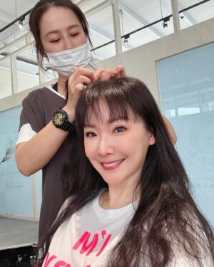 Lisa Wang Instagram - 👯‍♂️友誼真的是難得的緣分❤️

2013 年某一個工作我們相識， 第一次有緣被 @pengpeng_makeup 用妝髮就很喜歡她的巧手❤️ 一開始應為覺的她功力很棒所以有需要妝髮的工作就會希望能喬到她幫我梳妝髮， 不過她也常常行程都滿滿地所以真的要快手立馬預約要不然還真的預約不到呢😆！ 

沒想到我們有緣成為了好朋友❤️ 這份友誼還真的是慢慢慢慢才越來越濃因為我們兩人個性都很 「ㄍㄧㄥ」，想太多，不想麻煩然後又很低調哈哈😆 

今天發現一轉眼我們相識也11年了耶！但是我們的合照好少啊😅 你看看⋯每次工作都不愛拍照所以只有這幾張， 而且一些還是要偷拍你才有的😝 

說這麼多只是想要紀錄一下我們的回憶， 要謝謝你❤️ 謝謝你的專業讓我可以永遠美美的工作不管是活動出席，主持，拍攝甚至單純參加宴會派對！ 專業的事情還是要交給專業人士啊😀 

得知你終於開了 IG 帳號太開心🥳 期待以後可以多多看到你的作品工作照咯✌️ 

Sabrina Peng 彩妝美髮造型 IG 🔎@pengpeng_makeup

#lisawang王俐人  #lisawang  #王俐人  #彩妝師  #彩妝  #髮型 #彭紀螢妝髮