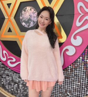 Lisa Wang Instagram - 2年後終於來錄  @superlucky.com.tw 謝謝邀約給我機會分享這幾年被以為是 「退休」的傳聞🤭 

大家這幾年都辛苦了！ 每個人有自己的遭遇以及故事， 只要我們願意努力奮鬥不放棄沒有事情是過不去的💪

謝謝記者朋友麼願意關注苗小的我，分享我的經歷🙏 

上衣👚@csoul1929

https://star.ettoday.net/news/2704052

https://today.line.me/tw/v2/article/0MRg5wj

https://star.setn.com/news/1441368

https://www.google.com/url?rct=j&sa=t&url=https://tw.news.yahoo.com/%E7%8E%8B%E4%BF%90%E4%BA%BA4%E5%B9%B4%E9%82%84500%E8%90%AC%E5%82%B5%E5%8B%99-%E9%81%AD%E9%85%B8%E5%BE%88%E5%A5%BD%E8%B3%BA%E5%8F%8D%E6%93%8A-%E6%AF%8F%E5%A4%A9%E5%8F%AA%E7%9D%A12%E5%B0%8F%E6%99%82-050804070.html&ct=ga&cd=CAEYACoUMTg0MjY5ODY5MzU0MjQxNDI2MTkyIDgyMzAwOTQxYzhhNmViYzU6Y29tLnR3OnpoLVRXOlRX&usg=AOvVaw2DTJgpbVB5uPtMQvV027Q0

https://tw.news.yahoo.com/被酸很好賺-女星4年還光500債務-反擊公開-每天只睡2小時-025004135.html