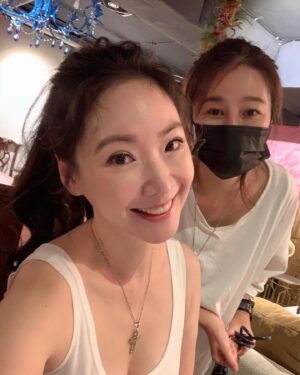 Lisa Wang Instagram - 👯‍♂️友誼真的是難得的緣分❤️

2013 年某一個工作我們相識， 第一次有緣被 @pengpeng_makeup 用妝髮就很喜歡她的巧手❤️ 一開始應為覺的她功力很棒所以有需要妝髮的工作就會希望能喬到她幫我梳妝髮， 不過她也常常行程都滿滿地所以真的要快手立馬預約要不然還真的預約不到呢😆！ 

沒想到我們有緣成為了好朋友❤️ 這份友誼還真的是慢慢慢慢才越來越濃因為我們兩人個性都很 「ㄍㄧㄥ」，想太多，不想麻煩然後又很低調哈哈😆 

今天發現一轉眼我們相識也11年了耶！但是我們的合照好少啊😅 你看看⋯每次工作都不愛拍照所以只有這幾張， 而且一些還是要偷拍你才有的😝 

說這麼多只是想要紀錄一下我們的回憶， 要謝謝你❤️ 謝謝你的專業讓我可以永遠美美的工作不管是活動出席，主持，拍攝甚至單純參加宴會派對！ 專業的事情還是要交給專業人士啊😀 

得知你終於開了 IG 帳號太開心🥳 期待以後可以多多看到你的作品工作照咯✌️ 

Sabrina Peng 彩妝美髮造型 IG 🔎@pengpeng_makeup

#lisawang王俐人  #lisawang  #王俐人  #彩妝師  #彩妝  #髮型 #彭紀螢妝髮