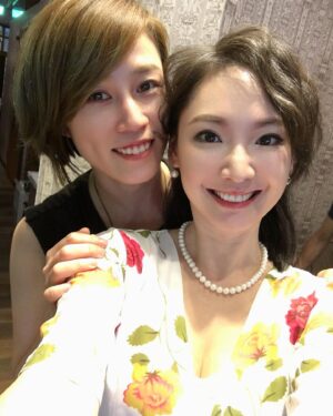 Lisa Wang Instagram - 👯‍♂️友誼真的是難得的緣分❤️

2013 年某一個工作我們相識， 第一次有緣被 @pengpeng_makeup 用妝髮就很喜歡她的巧手❤️ 一開始應為覺的她功力很棒所以有需要妝髮的工作就會希望能喬到她幫我梳妝髮， 不過她也常常行程都滿滿地所以真的要快手立馬預約要不然還真的預約不到呢😆！ 

沒想到我們有緣成為了好朋友❤️ 這份友誼還真的是慢慢慢慢才越來越濃因為我們兩人個性都很 「ㄍㄧㄥ」，想太多，不想麻煩然後又很低調哈哈😆 

今天發現一轉眼我們相識也11年了耶！但是我們的合照好少啊😅 你看看⋯每次工作都不愛拍照所以只有這幾張， 而且一些還是要偷拍你才有的😝 

說這麼多只是想要紀錄一下我們的回憶， 要謝謝你❤️ 謝謝你的專業讓我可以永遠美美的工作不管是活動出席，主持，拍攝甚至單純參加宴會派對！ 專業的事情還是要交給專業人士啊😀 

得知你終於開了 IG 帳號太開心🥳 期待以後可以多多看到你的作品工作照咯✌️ 

Sabrina Peng 彩妝美髮造型 IG 🔎@pengpeng_makeup

#lisawang王俐人  #lisawang  #王俐人  #彩妝師  #彩妝  #髮型 #彭紀螢妝髮