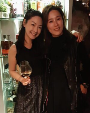 Lisa Wang Instagram - 👯‍♂️友誼真的是難得的緣分❤️

2013 年某一個工作我們相識， 第一次有緣被 @pengpeng_makeup 用妝髮就很喜歡她的巧手❤️ 一開始應為覺的她功力很棒所以有需要妝髮的工作就會希望能喬到她幫我梳妝髮， 不過她也常常行程都滿滿地所以真的要快手立馬預約要不然還真的預約不到呢😆！ 

沒想到我們有緣成為了好朋友❤️ 這份友誼還真的是慢慢慢慢才越來越濃因為我們兩人個性都很 「ㄍㄧㄥ」，想太多，不想麻煩然後又很低調哈哈😆 

今天發現一轉眼我們相識也11年了耶！但是我們的合照好少啊😅 你看看⋯每次工作都不愛拍照所以只有這幾張， 而且一些還是要偷拍你才有的😝 

說這麼多只是想要紀錄一下我們的回憶， 要謝謝你❤️ 謝謝你的專業讓我可以永遠美美的工作不管是活動出席，主持，拍攝甚至單純參加宴會派對！ 專業的事情還是要交給專業人士啊😀 

得知你終於開了 IG 帳號太開心🥳 期待以後可以多多看到你的作品工作照咯✌️ 

Sabrina Peng 彩妝美髮造型 IG 🔎@pengpeng_makeup

#lisawang王俐人  #lisawang  #王俐人  #彩妝師  #彩妝  #髮型 #彭紀螢妝髮