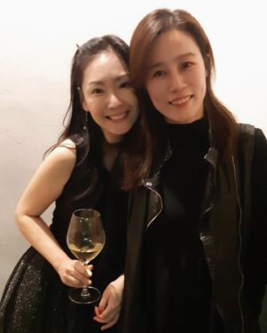 Lisa Wang Instagram - 👯‍♂️友誼真的是難得的緣分❤️

2013 年某一個工作我們相識， 第一次有緣被 @pengpeng_makeup 用妝髮就很喜歡她的巧手❤️ 一開始應為覺的她功力很棒所以有需要妝髮的工作就會希望能喬到她幫我梳妝髮， 不過她也常常行程都滿滿地所以真的要快手立馬預約要不然還真的預約不到呢😆！ 

沒想到我們有緣成為了好朋友❤️ 這份友誼還真的是慢慢慢慢才越來越濃因為我們兩人個性都很 「ㄍㄧㄥ」，想太多，不想麻煩然後又很低調哈哈😆 

今天發現一轉眼我們相識也11年了耶！但是我們的合照好少啊😅 你看看⋯每次工作都不愛拍照所以只有這幾張， 而且一些還是要偷拍你才有的😝 

說這麼多只是想要紀錄一下我們的回憶， 要謝謝你❤️ 謝謝你的專業讓我可以永遠美美的工作不管是活動出席，主持，拍攝甚至單純參加宴會派對！ 專業的事情還是要交給專業人士啊😀 

得知你終於開了 IG 帳號太開心🥳 期待以後可以多多看到你的作品工作照咯✌️ 

Sabrina Peng 彩妝美髮造型 IG 🔎@pengpeng_makeup

#lisawang王俐人  #lisawang  #王俐人  #彩妝師  #彩妝  #髮型 #彭紀螢妝髮