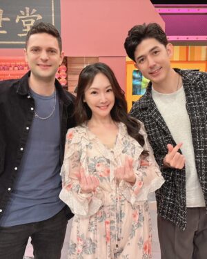 Lisa Wang Instagram - @chopchopshow07  黑幫故事你我他😆 有看了嗎？ @wuzilong_giovanni  @tienuyan  @fulove_entertainment