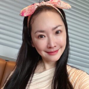 Lisa Wang Instagram - 這2年常常低頭用手機發現雙下巴好像越來越多， 但是不知道該怎麼辦😆
謝謝 @mint_taiwan 邀約我去 @bardomani_tw 聽了一個非常棒的下午茶講座！不但有好吃的小點 & 甜點 💕 還讓我更了解可以怎麽處理惱人的雙下巴！

 👉你知道嗎？雙下巴不是因為肥胖
它可能是年齡增長、遺傳或體重變化所導致的~ 現在有機會與雙下巴說再見咯👋❗

真的要來好好研究怎麽讓我的輪廓可以更立體明顯了😀

 @ronkyla_tw  Ronkyla容脂針
➡️非手術性治療，安全非侵入性消除雙下巴
➡️採針孔注射，輕鬆幫助消除多餘的脂肪組織
➡️快速、安全地幫助恢復下巴與頸部的完美線條

#Ronkyla #肉肉臉讓開啦 #雙下巴退散 #晶鑽生醫