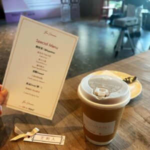 Lisa Wang Instagram - 這2年常常低頭用手機發現雙下巴好像越來越多， 但是不知道該怎麼辦😆
謝謝 @mint_taiwan 邀約我去 @bardomani_tw 聽了一個非常棒的下午茶講座！不但有好吃的小點 & 甜點 💕 還讓我更了解可以怎麽處理惱人的雙下巴！

 👉你知道嗎？雙下巴不是因為肥胖
它可能是年齡增長、遺傳或體重變化所導致的~ 現在有機會與雙下巴說再見咯👋❗

真的要來好好研究怎麽讓我的輪廓可以更立體明顯了😀

 @ronkyla_tw  Ronkyla容脂針
➡️非手術性治療，安全非侵入性消除雙下巴
➡️採針孔注射，輕鬆幫助消除多餘的脂肪組織
➡️快速、安全地幫助恢復下巴與頸部的完美線條

#Ronkyla #肉肉臉讓開啦 #雙下巴退散 #晶鑽生醫
