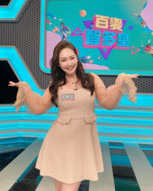 Lisa Wang Instagram - 發完動態就忘記po正式文😅 健忘的我有很多工作照要補分享啊😀 這幾天努力快速追上😝

2023年底，12月穿著我親愛的妹妹 @dolce0520 送我的浪漫洋裝來錄 @100changestar  百變智多星⭐️