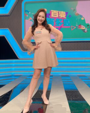 Lisa Wang Instagram - 發完動態就忘記po正式文😅 健忘的我有很多工作照要補分享啊😀 這幾天努力快速追上😝

2023年底，12月穿著我親愛的妹妹 @dolce0520 送我的浪漫洋裝來錄 @100changestar  百變智多星⭐️