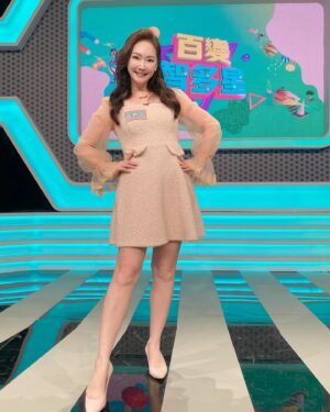 Lisa Wang Instagram - 發完動態就忘記po正式文😅 健忘的我有很多工作照要補分享啊😀 這幾天努力快速追上😝

2023年底，12月穿著我親愛的妹妹 @dolce0520 送我的浪漫洋裝來錄 @100changestar  百變智多星⭐️