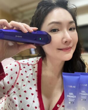 Lisa Wang Instagram - 蘋果肌不溜走！一週2次簡單輕鬆維持年輕美麗！
👸我的美俐美容儀🔗 https://mirae.tw/未來美-雙波機
🎬留言處有影片喔！看我怎麽在家便利保養❤️

我是熟女， 不過怕痛不敢做醫美、但又想維持年輕有彈性的膚況。 搜尋了很久找到了「未來美-逆時微電雙波機」 。 試了之後覺得超級好用， 一定要來分享這個寶貝專業溫熱容易隨身攜帶的美容儀～

⭐️24K鍍金能量頭、底座紫外光充電殺菌、無線操作👏
⭐️搭配導入凝膠
1️⃣RF（溫感撫紋)
👉37～42度微微熱感，只要輕輕的很舒服的在臉上滑動按摩就可以幫助臉部循環撫平細紋。
2️⃣EMS（微電按摩）
👉像橡皮筋輕輕的彈在臉上，會讓肌膚變得更緊實有彈性！
3️⃣RF EMS 雙波一起來可以加強下顎，線條的清晰度喔！

雖然歲月不饒人，不過只要我們找到對的方法好好認真保養就不怕失去美麗的自我❤️

momo也買得到🔗 https://mirae.tw/37VdN

@MIRAE未來美 
#未來美 #未來美美容儀 #逆時微電雙波機