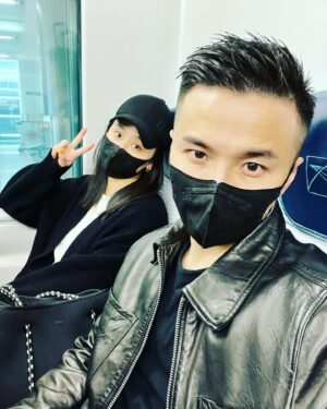 Liu Jun Wei Instagram - 辣個男人來了！

辣個廣東話很爛又硬要講的男子！（磊猴🙋🏻‍♂️）

辣個男子這次帶的是行銷最美總監！（靚女💕）

事隔多年再踏上香港，聽到周遭都是講廣東話有種莫名的親切感，這次行程也是滿滿的吃與回憶。

@tiffanywenyichien 
@dimdimsumtw  #點點心
@taihinghk #太興 #香港
@hingkeehk #興記煲仔飯 
#好想來首廣東歌老婆說先不要