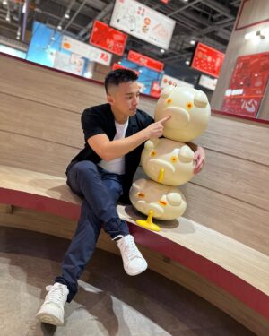 Liu Jun Wei Instagram - 點點心第十四家，台南南紡店❤️。

沒想過自己有一天會踏進餐飲業，我以為我這輩子會一直大紅大紫….
.
.
.
.
.
.
看來是我誤會了。

原來，上班族比較適合我。

@tainantsmall @dimdimsumtw 
#南紡購物中心 #點點心 #台南 #美食 #港點 #9/8正式開幕