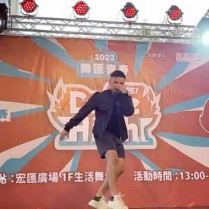 Liu Jun Wei Instagram - 謝謝 #宏匯廣場 舉辦的舞蹈比賽🔥！

這已經是第二年舉辦了，很多小朋友參與的比賽，感覺很棒。

本人距離上次在舞台上Solo應該已經超過十年了🤣

影片分享：

Solo過程中，我心血來潮準備要下個大風車轉一下～～🌪️

我發現身體出現警訊，建議我不要這麼做‼️🙅🏻‼️

提醒我已經38歲了，還是做個單手倒立就好✅🤣

@dimdimsumtw #點點心
@chungchingstore #忠青商行 
@honhuiplaza #謝謝崔總 
#點點心是贊助廠商喔