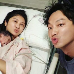 Liu Jun Wei Instagram - 昨晚花蓮發生芮氏規模5.8地震，我就知道有仙人托世，神仙下凡，歷經三十個小時終於讓我等到百香果了！

百香果額有朝天骨，髮際線遺傳偏高，眼中有靈光，未來必是綜藝咖的異能者。

不是唱歌異能、就是舞蹈異能。

但，我相信在卓卓完美董娘的領導下，百香果將成為才華與帥氣集聚一身的運動員，風靡亞洲～除了劉家血統之外。

最後，恭喜母子平安，健康❤️
@liaowilliam 
@lindsey_chocho