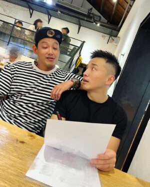 Liu Jun Wei Instagram - 今天威廉約我出來，用餐到一半拿了一份合約要我簽名，說是對我的演藝生涯有幫助。

但是…怎麼看都像對「威廉自己」的演藝生涯更有幫助。

最後，我還是簽了。

只是…
.
.
.
.
.
.
我簽了小煜的名字，他沒有發現。

@liaowilliam 
@yangchiyu