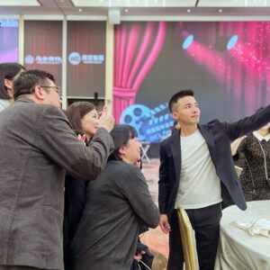 Liu Jun Wei Instagram - 每年緯豆最重要的時刻，就是跟大家春酒，一同回顧去年的努力與豐收。

今年還要再努力一下，挑戰新品牌，一起期待一下吧🔥！