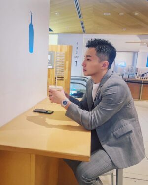 Liu Jun Wei Instagram - 前幾天在日本商談時，不同語言的挑戰，感覺自己變成了一個大人。

三小時的談判桌上，表現需成熟的溝通和思考。

然而，有一瞬間看到鏡中的自己，不禁質疑，「這個人是誰啊？」

不知道是否有人跟我一樣，現實迫使我們成熟、成為一個大人，但其實心中仍住著一個大男孩。