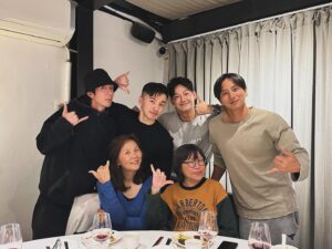 Liu Jun Wei Instagram - 昨晚的聚餐，都在聊剛出道發片時期的時光，這個話題我沒有參與太多回憶，因為我唱的不多。

威廉也是。
（前面兩位美女是當年唱片公司的大佬） 
#Lollipop #棒棒堂