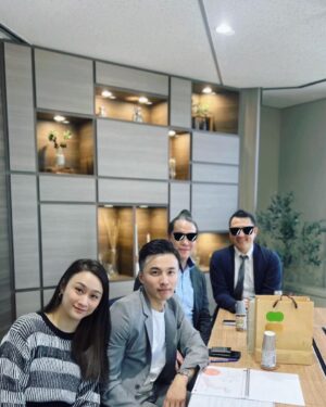 Liu Jun Wei Instagram - 前幾天在日本商談時，不同語言的挑戰，感覺自己變成了一個大人。

三小時的談判桌上，表現需成熟的溝通和思考。

然而，有一瞬間看到鏡中的自己，不禁質疑，「這個人是誰啊？」

不知道是否有人跟我一樣，現實迫使我們成熟、成為一個大人，但其實心中仍住著一個大男孩。