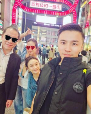 Liu Jun Wei Instagram - 前幾天在日本商談時，不同語言的挑戰，感覺自己變成了一個大人。

三小時的談判桌上，表現需成熟的溝通和思考。

然而，有一瞬間看到鏡中的自己，不禁質疑，「這個人是誰啊？」

不知道是否有人跟我一樣，現實迫使我們成熟、成為一個大人，但其實心中仍住著一個大男孩。