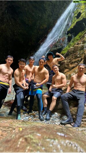 Liu Tao-Hsuan Instagram - 爬黃金峽谷的過程，
好像可以在爬一次，誰要揪團？
#金字塔洞穴 #第一深潭 
#一線天 #攀岩瀑布 #花蓮 #黃金峽谷 
#黃金峽谷瀑布溯溪 #黃金峽谷三棧南溪