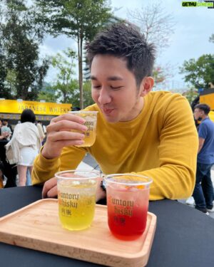 Liu Tao-Hsuan Instagram - 三得利角瓶 【角幹線 KAKUBIN 號】全台首創列車互動酒吧！簡單說：好拍、好喝、好玩。列車酒吧很有創意，不管是從活動概念、安排內容、調酒特調，都能完全表達角瓶的獨特魅力。尤其是在列車上沉浸式體驗旅程，了解品牌從起點到經典的過程，蠻有創意也蠻感動的。對於日威(日本威士忌)代表“角瓶”有興趣的朋友，歡迎來走一趟喔～

🔹關於【角幹線 KAKUBIN 號】🔹
全台首創列車互動酒吧！帶您踏上全方位品味角瓶 傳奇風味的奇幻旅程，沿途見證「角瓶」日本職人工藝精神，一遊山崎、白 州、知多蒸餾所，探索角瓶原酒風華。

🥃地點：臺北表演藝術中心
🥃地址：台北市士林區劍潭路1號 (捷運劍潭站3號出口步行兩分鐘)
🥃時間：10/28(六) ~ 11/05(日) 
週一至週五 18:00-22:00 
週六 14:00-23:00 
週日 14:00-22:00
🥃對了，#未成年請勿飲酒喔！

#起點至經典 #日本威士忌起源 #KakubinTW 
#KAKUHIGHBALL #角幹線KAKUBIN號 
#它不是傳奇誰是傳奇