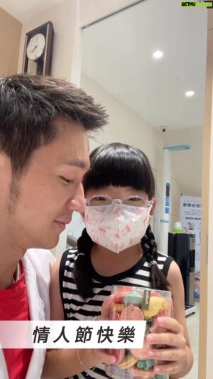 Liu Tao-Hsuan Instagram - 收到情人節禮物🎁我被嫌棄了
題外話朋友的店開到第四間 吃起來
#meltingfinger